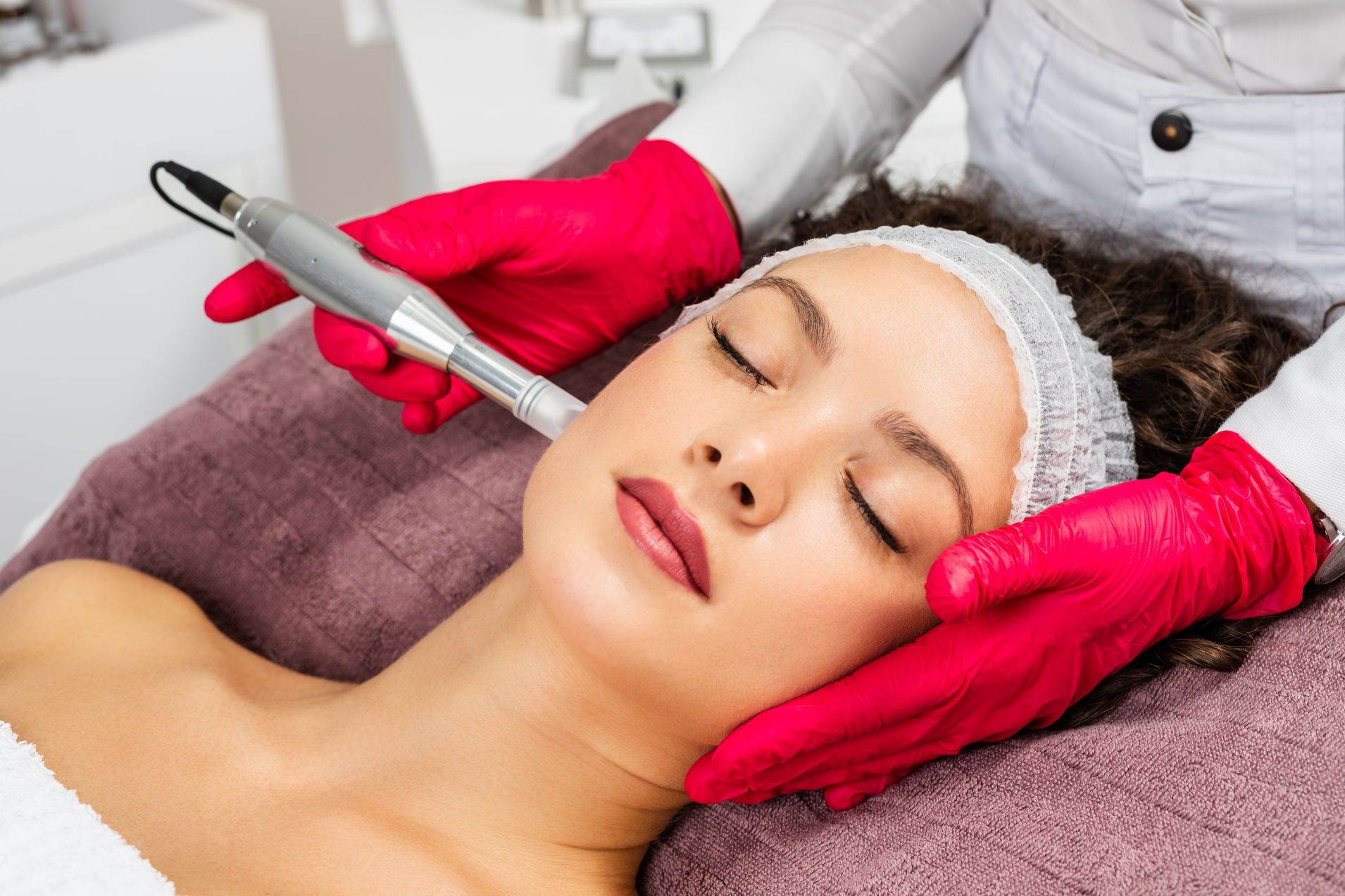 Una mujer está recibiendo un tratamiento facial en un salón de belleza.