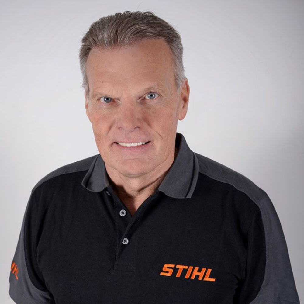 Mann in einem schwarzen Stihl-Poloshirt, lächelnd.