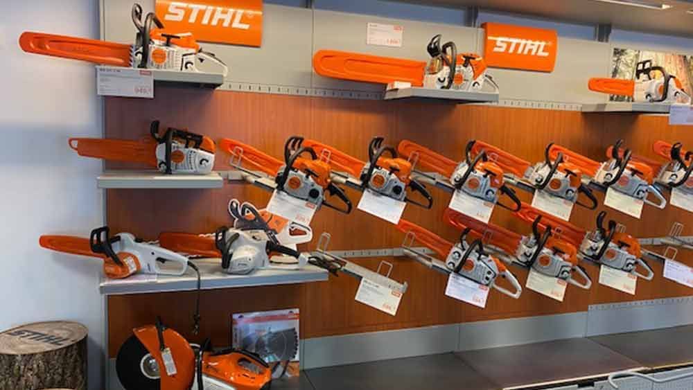 Eine Ausstellung von Stihl-Kettensägen in den Regalen eines Ladens.