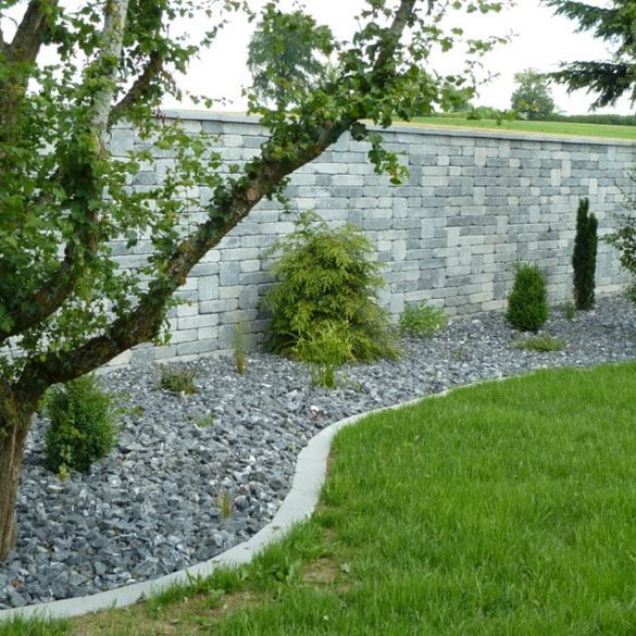 Mauer aus Beton in einem Garten