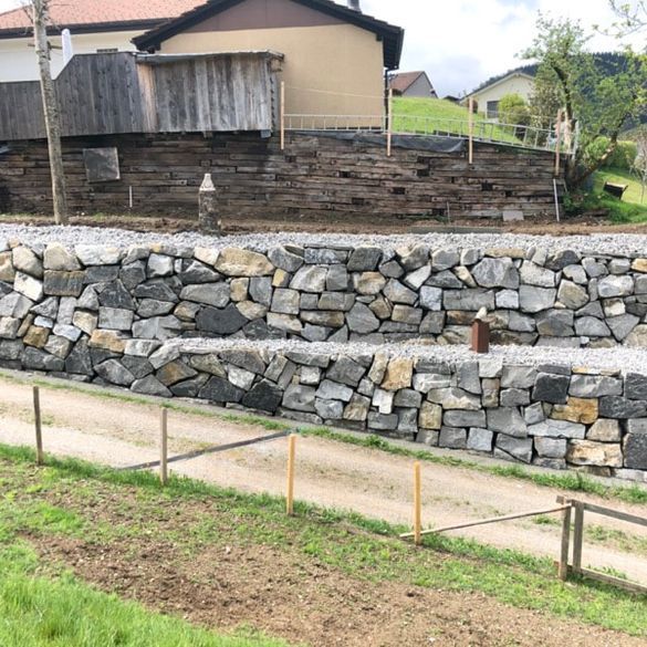 Natursteinmauer als Designelement eines Grundstücks