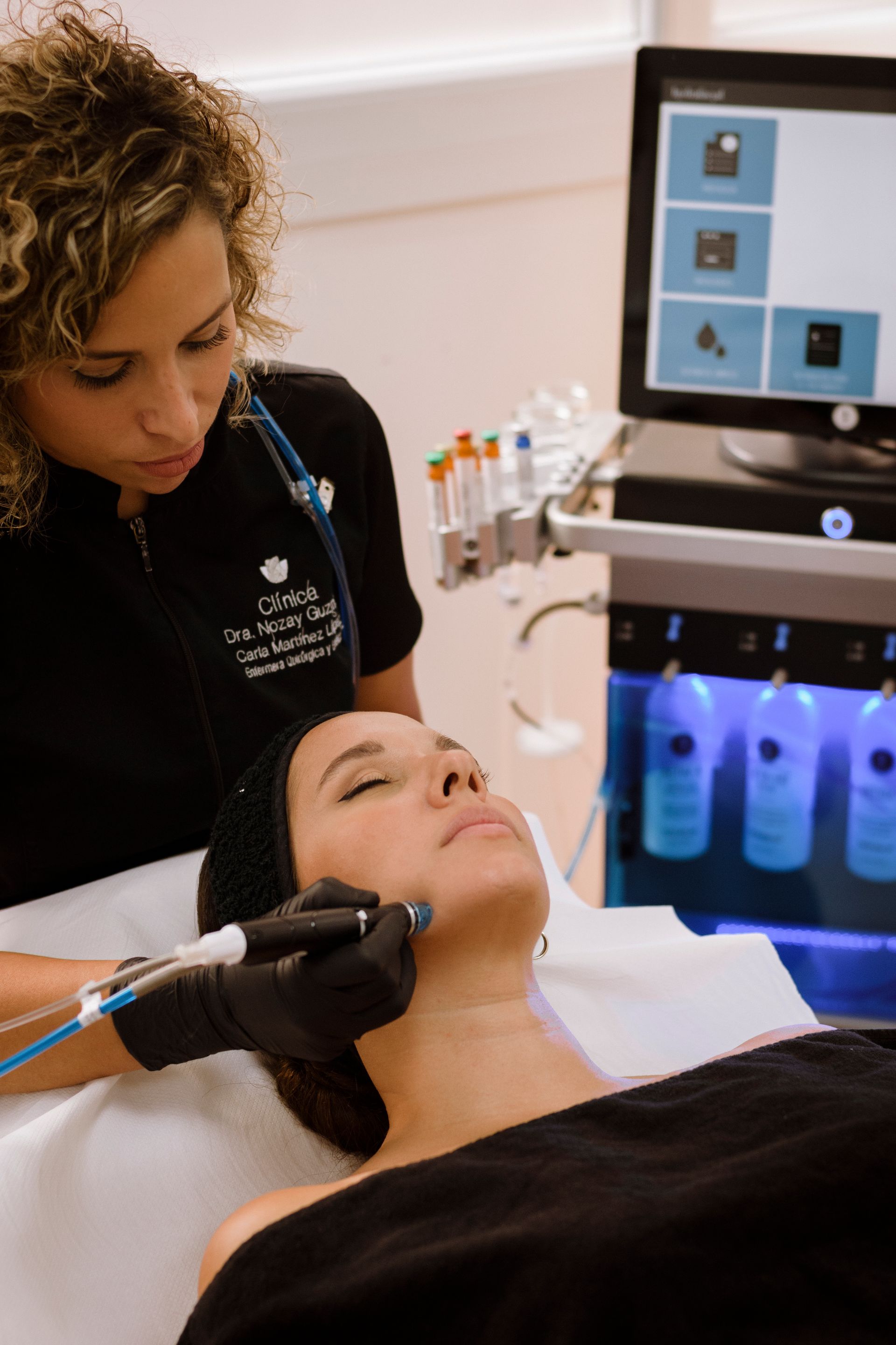 Una mujer recibe un tratamiento facial de un especialista en una clínica.