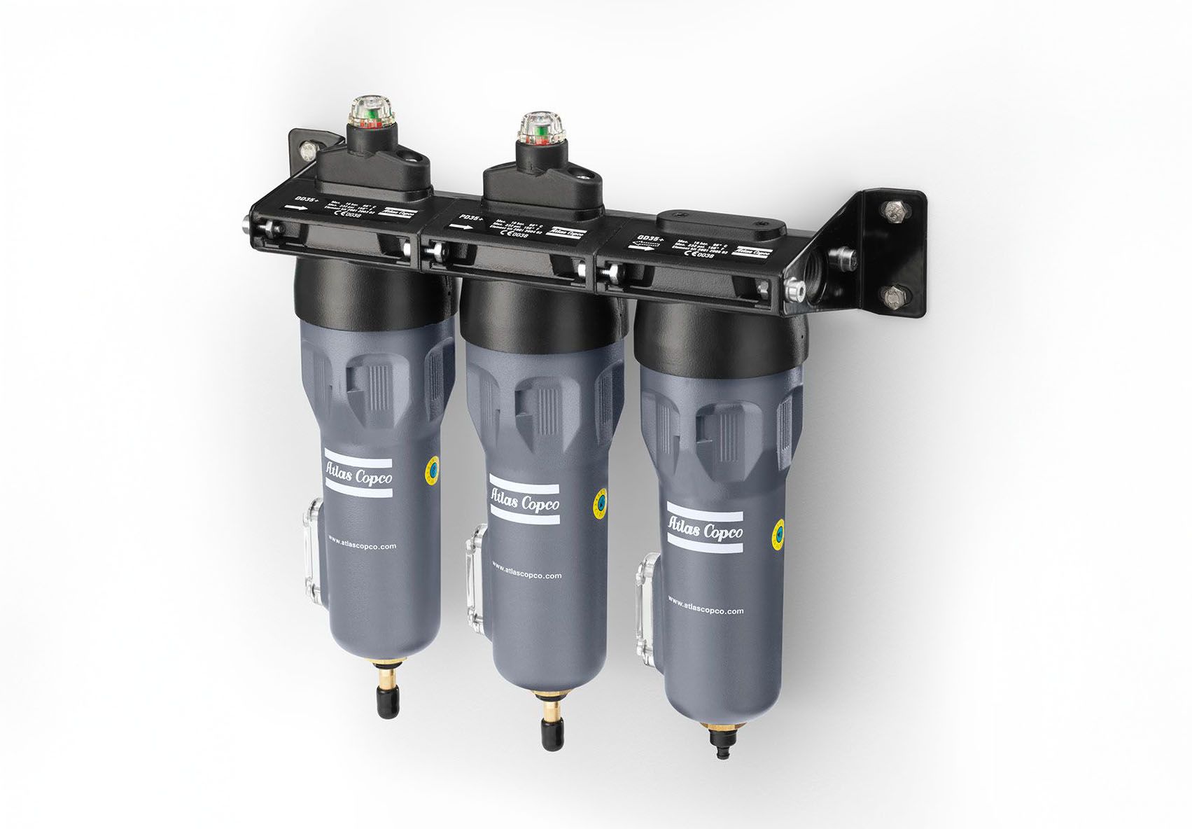 Drei graue Luftfilter, die an einer schwarzen Halterung befestigt sind, wahrscheinlich für den industriellen Einsatz.