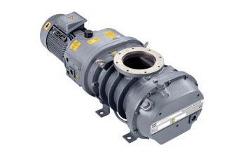 Graue Drehschieber-Vakuumpumpe mit Motor und Einlassflansch.