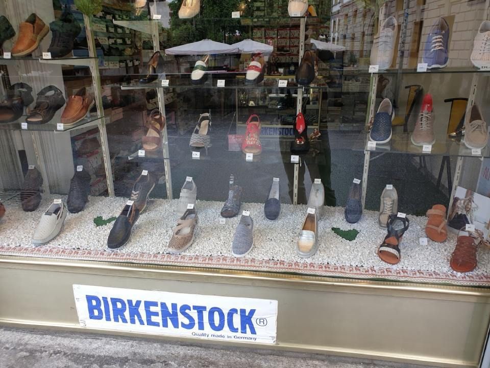 Vetrina Birkenstock e riparazione calzature e plantari-Mansur