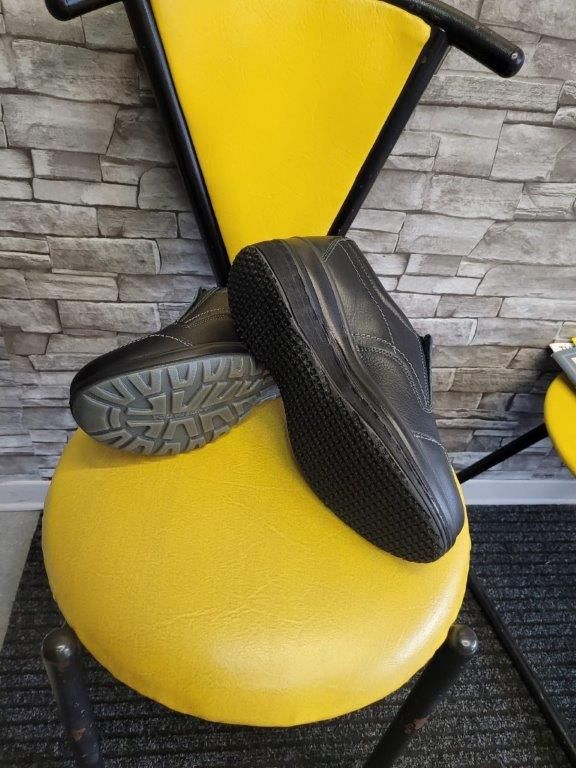 Esposizione di scarpe, riparazione calzature e plantari-Mansur