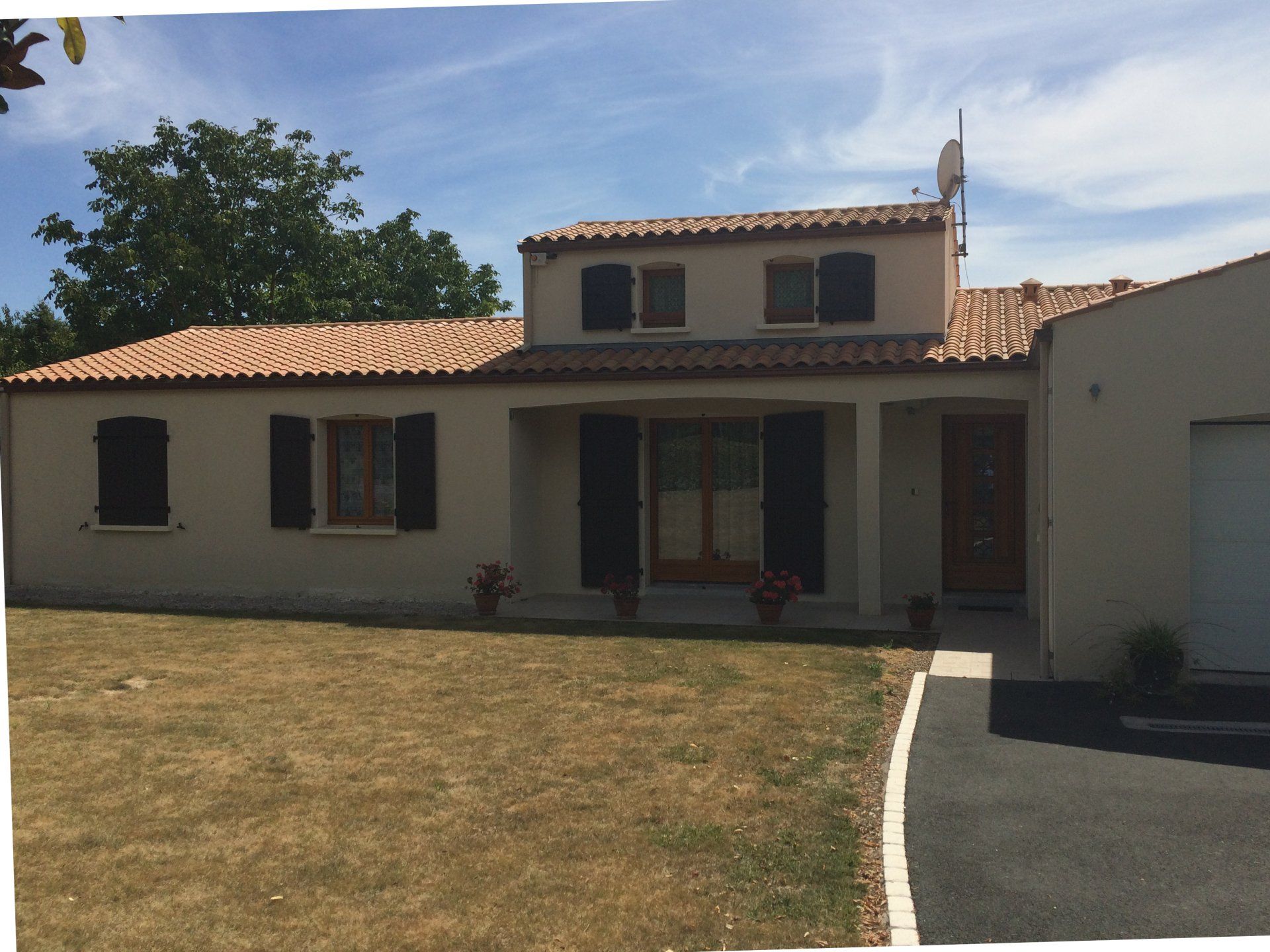 Avant l'agrandissement d'un garage de maison près de la ville d'Angoulême