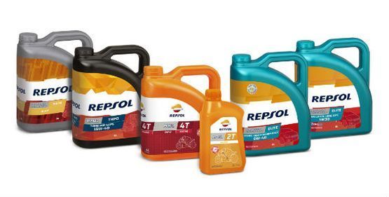 Varios envases de aceite Repsol de distintos colores y tamaños.