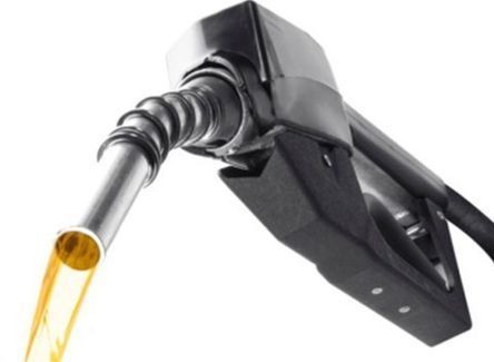 La boquilla del surtidor de combustible dispensa un líquido amarillo.