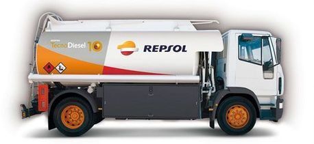 Camión cisterna Repsol, cabina blanca, detalles en naranja y rojo, tanque.