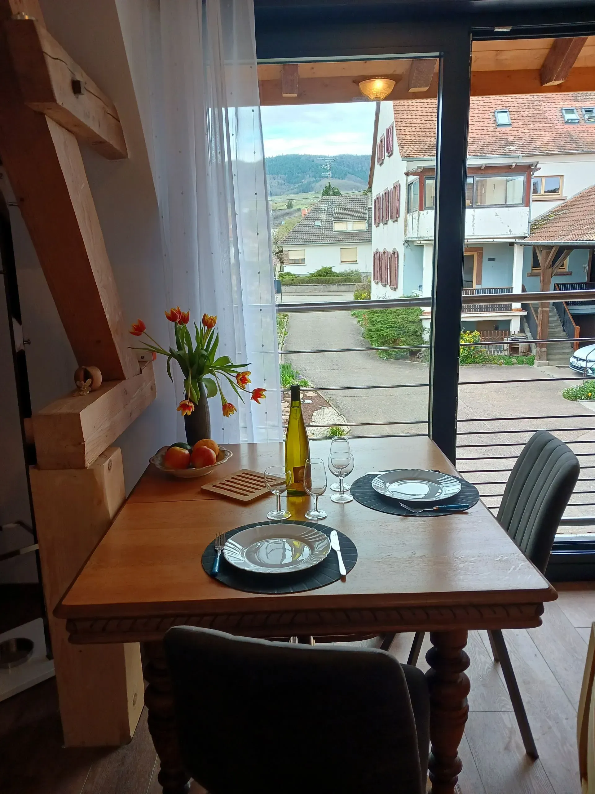 Table avec une bouteille de vin