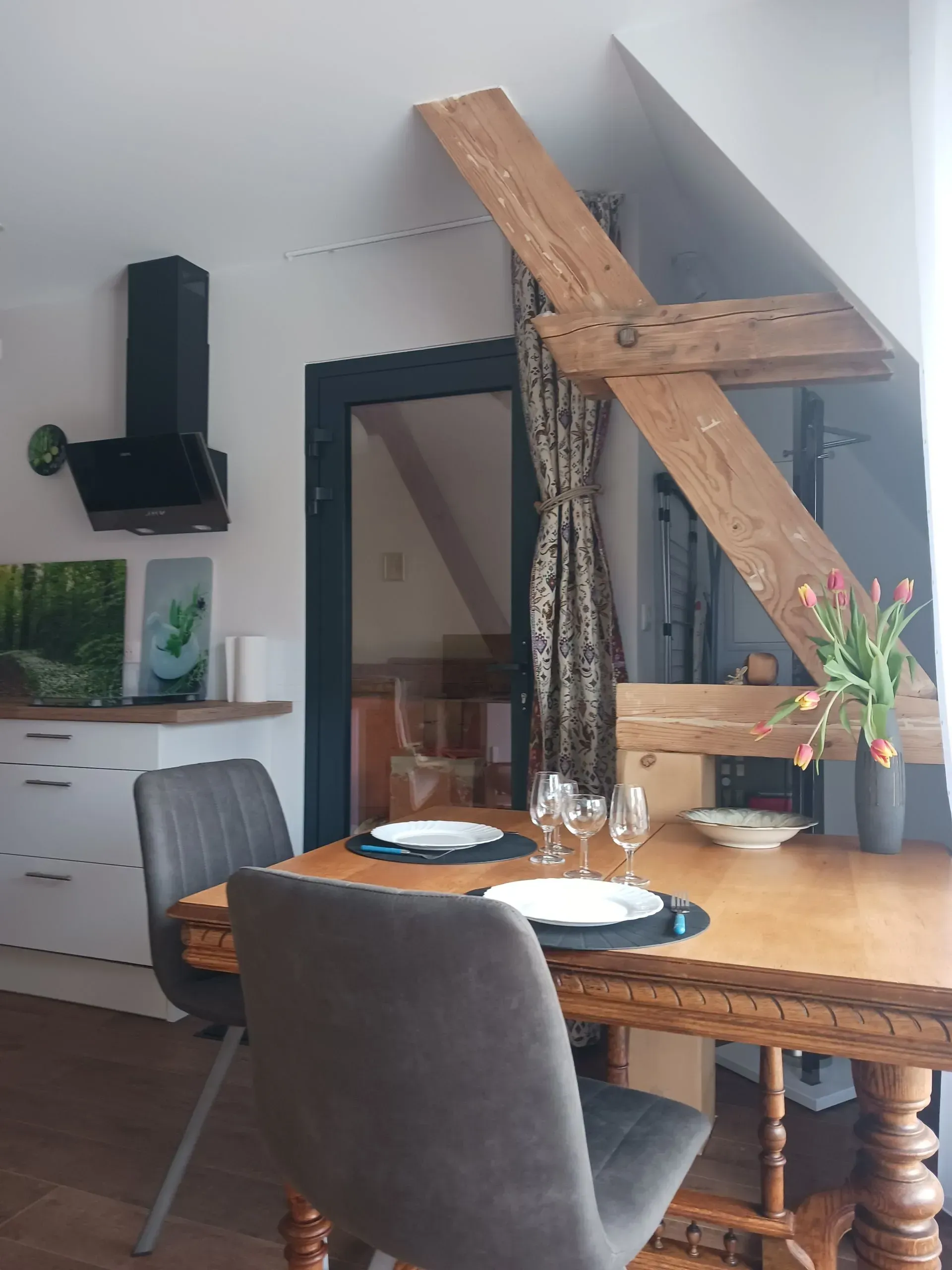 Intérieur avec une poutre