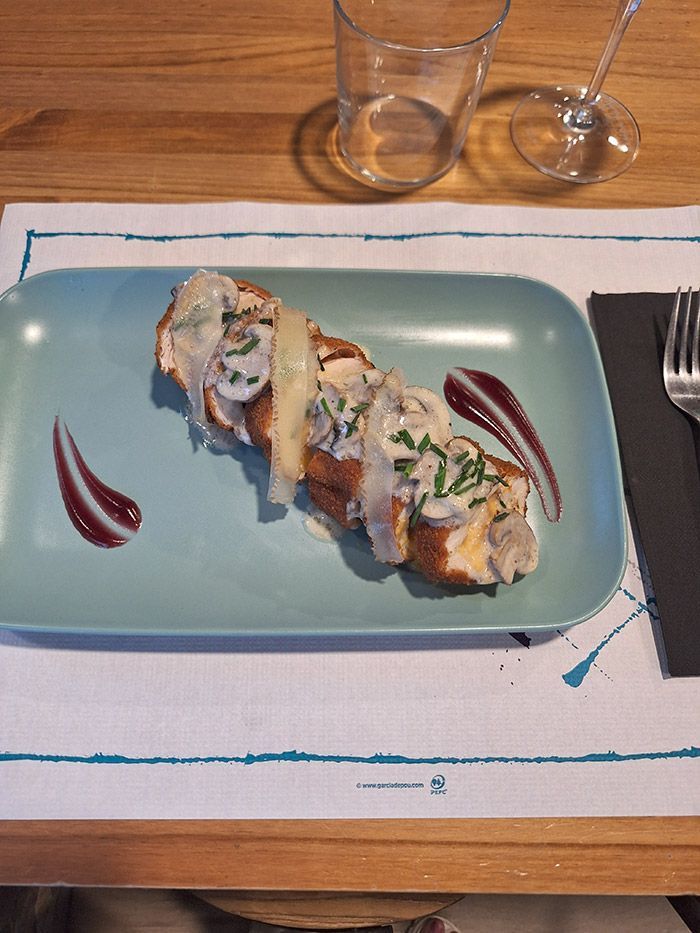 Un primer plano de un plato de comida sobre una mesa.