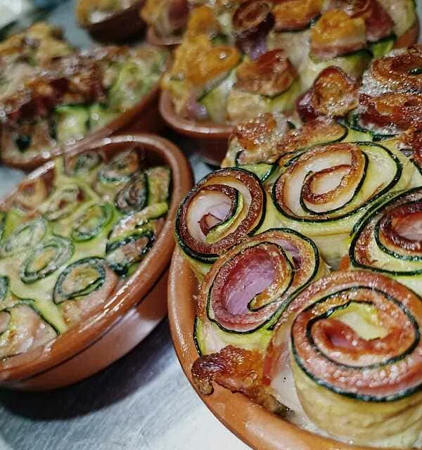 Un primer plano de un plato de comida sobre una mesa.