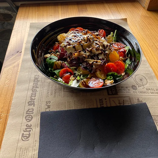 Un plato de comida está sobre un trozo de papel que dice 