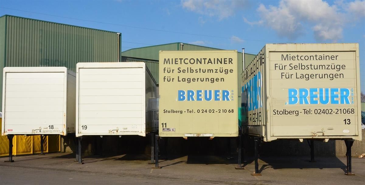 Das Wort Breuer steht auf der Rückseite eines Containers