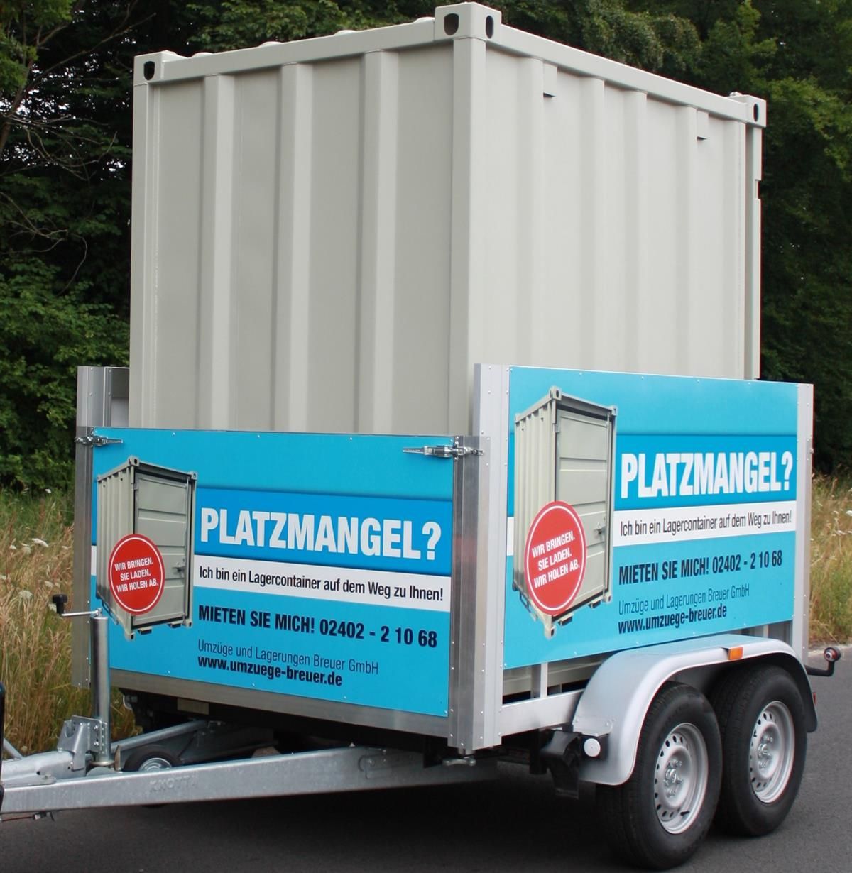 Ein Anhänger mit einem Container darauf, auf dem steht „Platzmangel“