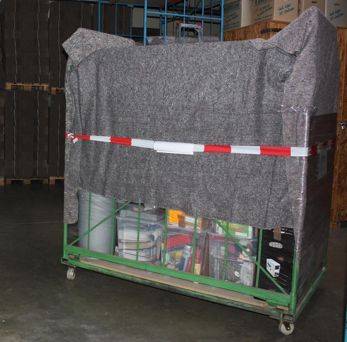 Ein Wagen mit einer Decke darauf, auf der