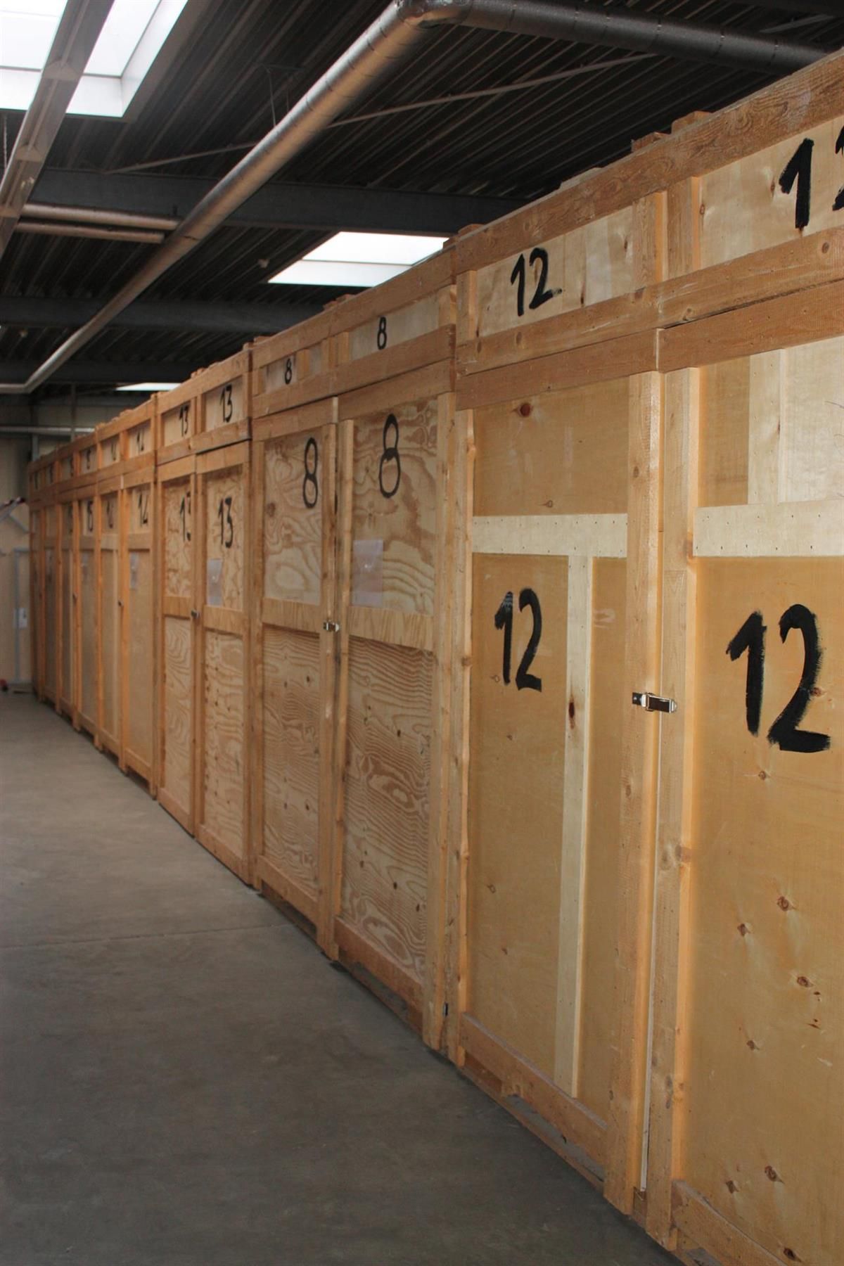 Eine Reihe Holzkisten mit der Nummer 12 darauf