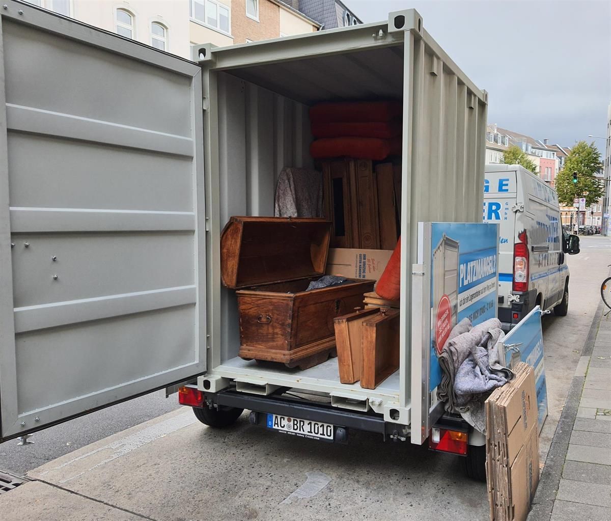 Ein LKW mit dem Wort „Long“ auf der Seite