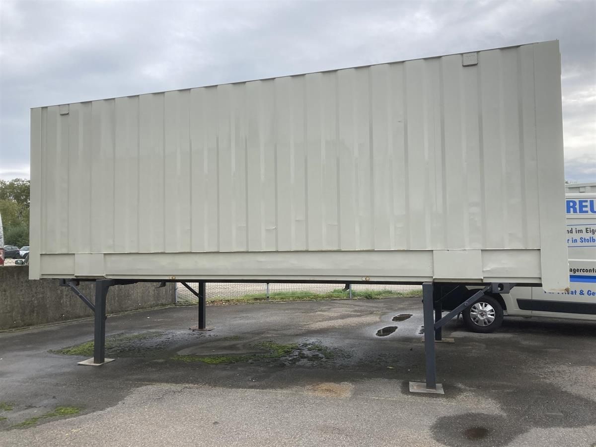 Ein weißer Lastwagen mit dem Wort „Reu“ auf der Seite