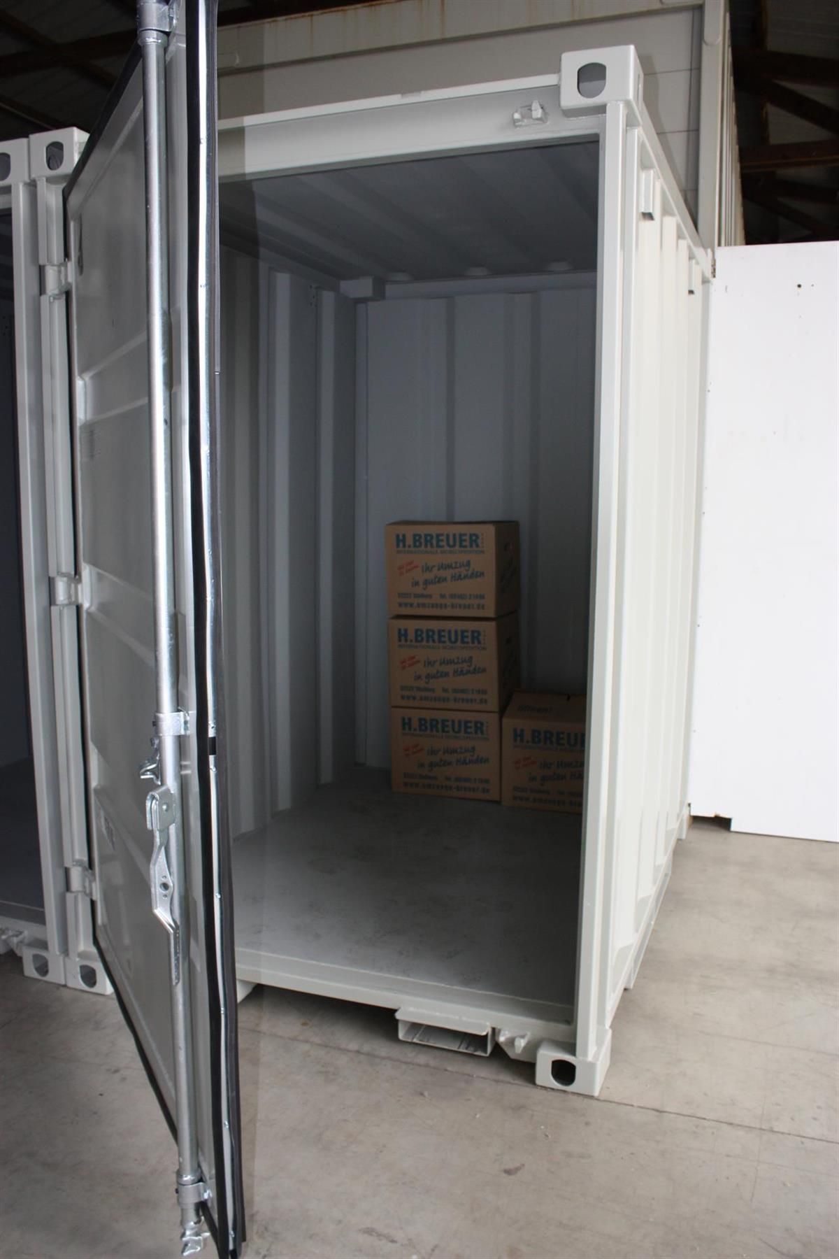 Ein weißer Versandbehälter mit ein paar Kisten darin