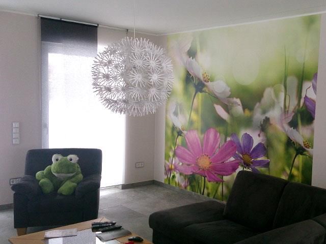 Ein Wohnzimmer mit einem Frosch, der auf einem Stuhl sitzt