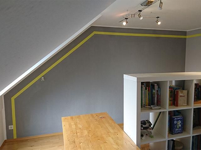 Ein Raum mit einem Tisch und einem Bücherregal mit Büchern darauf