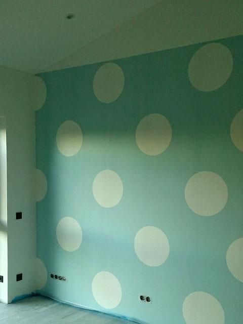 Eine blaue Wand mit weißen Punkten darauf