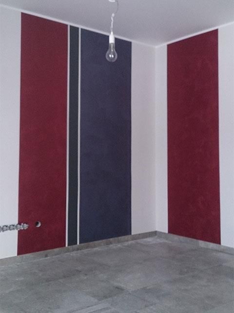 Ein Raum mit roten und blauen Streifen an den Wänden