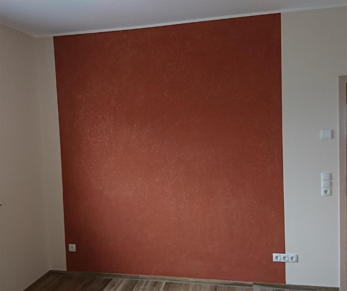 Ein Raum mit einer roten und einer weißen Wand.