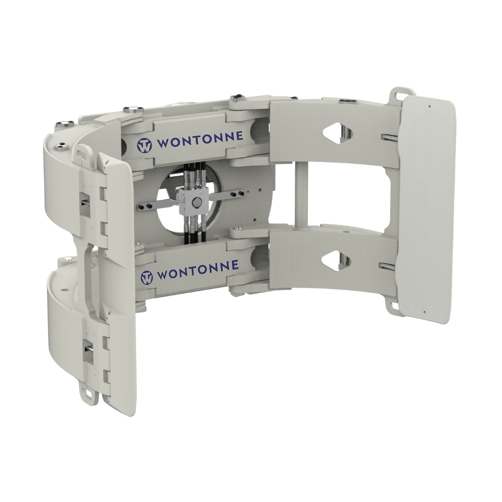 Eine weiße Büroklammer mit blauer Schrift auf weißem Hintergrund.