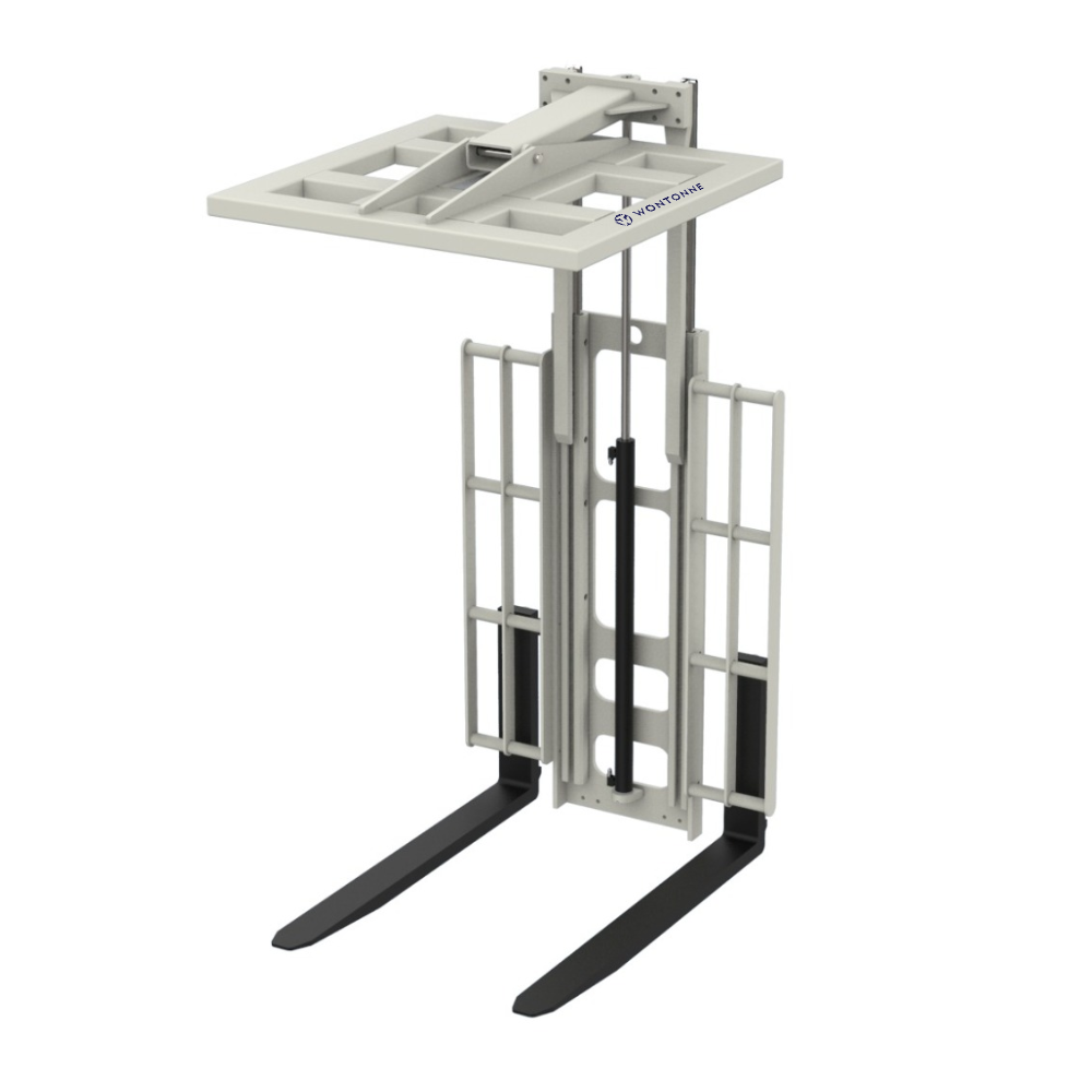 Auf einem Tisch steht ein Gabelstapler mit zwei daran befestigten Gabeln.