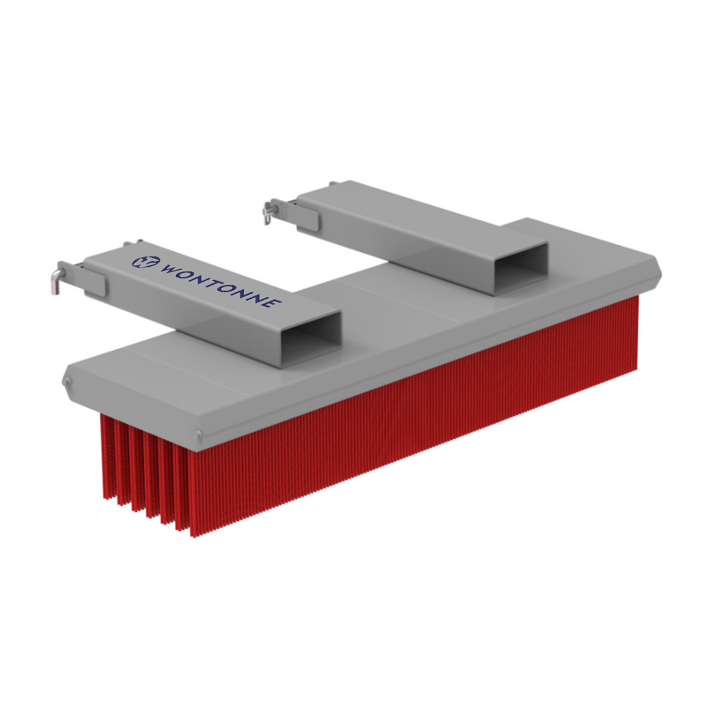 Eine Bürste mit roten Borsten und grauem Griff auf weißem Hintergrund.