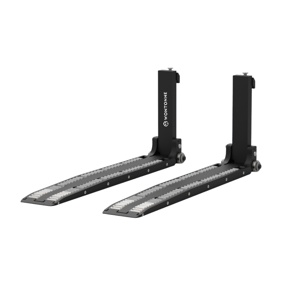 Ein Paar Gabelstaplergabeln auf einem weißen Hintergrund.