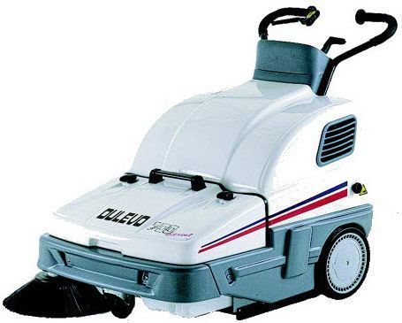 Ein weiß-grauer Kehrbesen steht auf einer weißen Fläche.