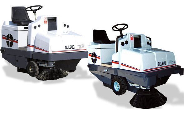 Ein weiß-grauer Kehrer sitzt neben einem anderen Kehrer