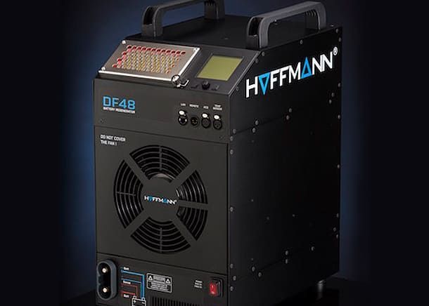 Eine schwarze Box mit dem Wort Hoffmann darauf