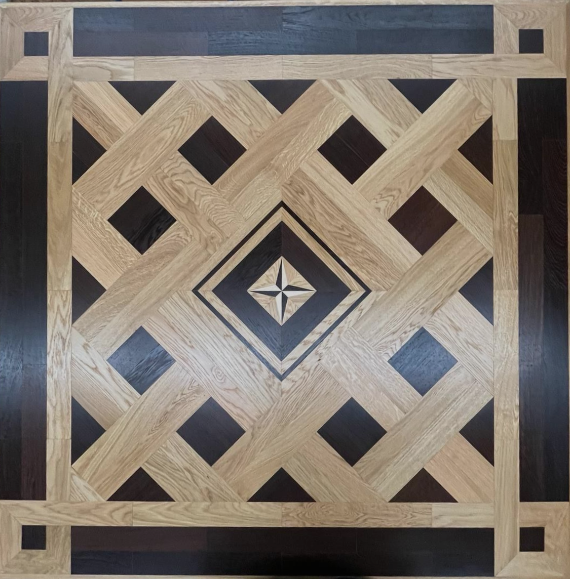 Geometrische Tischplatte aus dunklem und hellem Holz