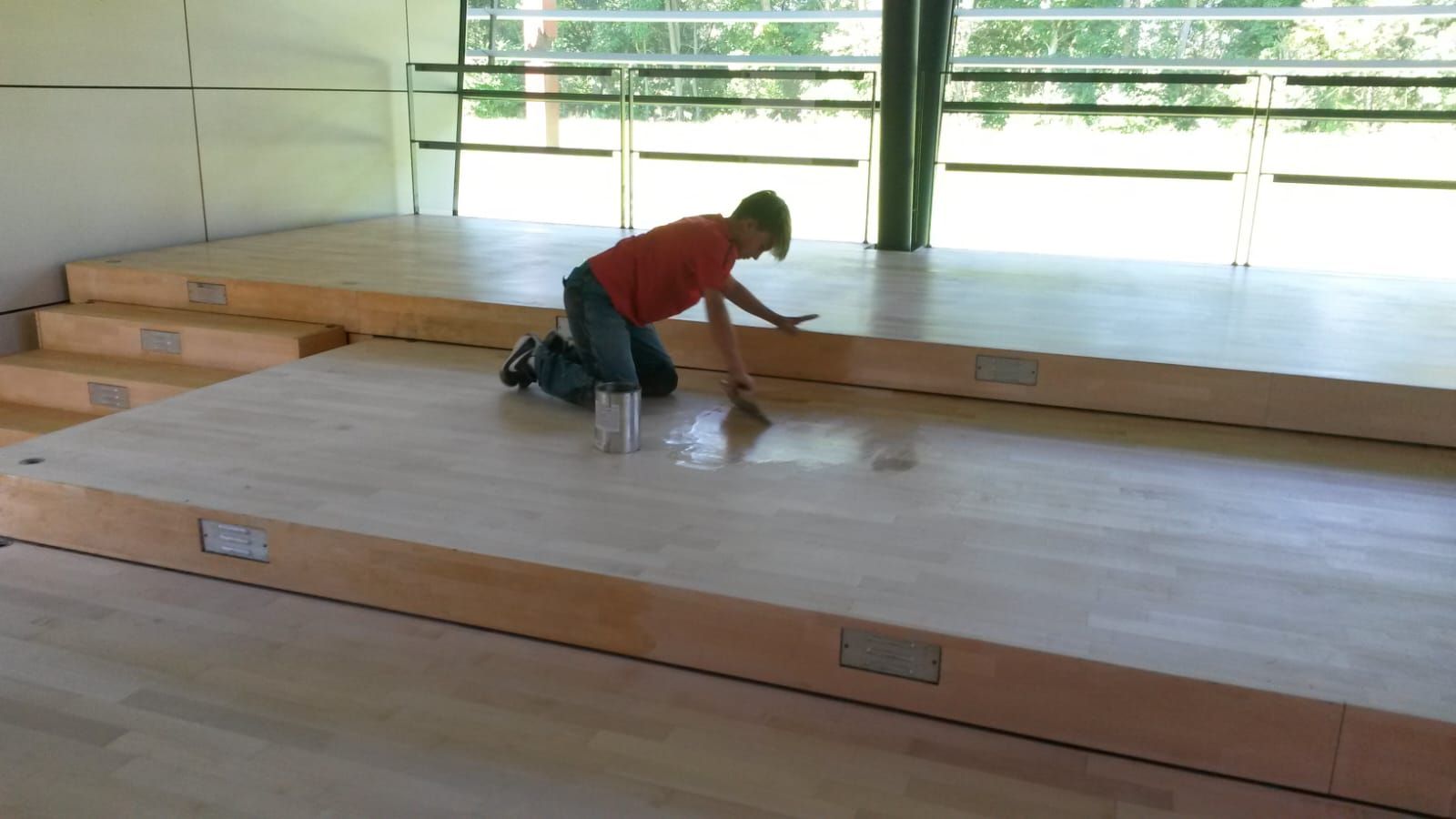 Person, die den hölzernen Bühnenboden fertigstellt.