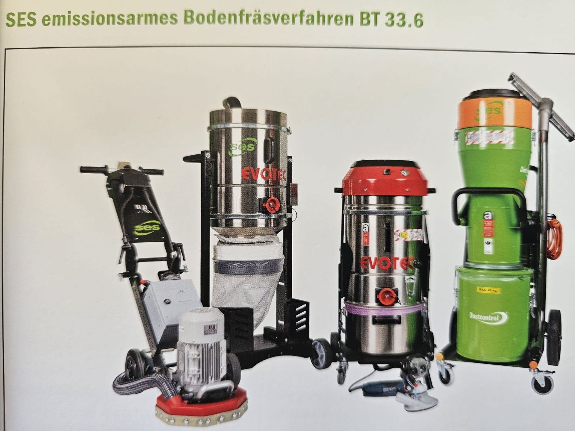 Set aus Industriebodensaugern und Staubabsauggeräten in Schwarz, Silber, Rot und Grün auf weißem Hintergrund