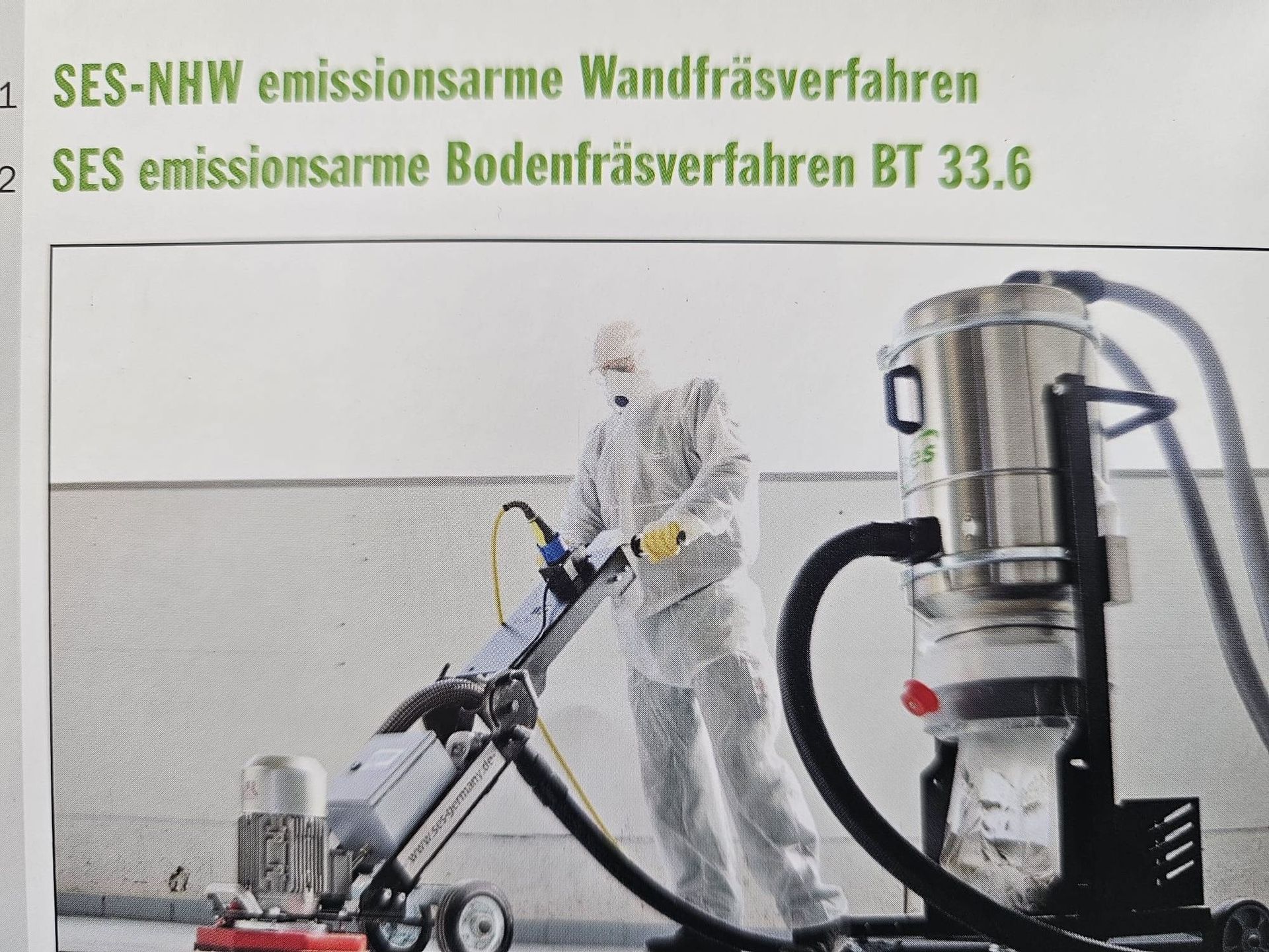 Ein Arbeiter bedient eine Wand- und Bodenspritzanlage in einem hellen Industrieraum