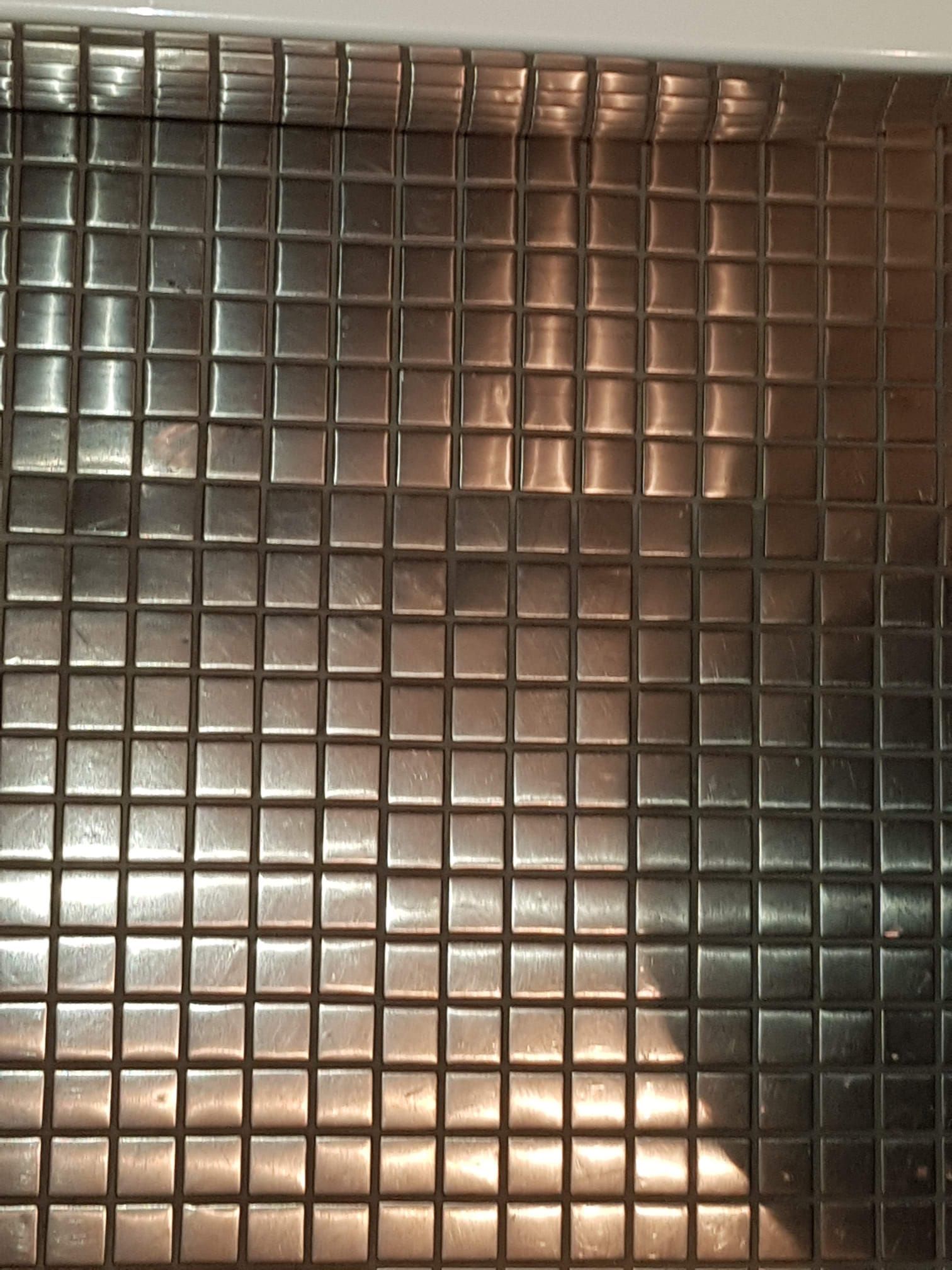 Eine Nahaufnahme eines Metallgitters mit Quadraten darauf