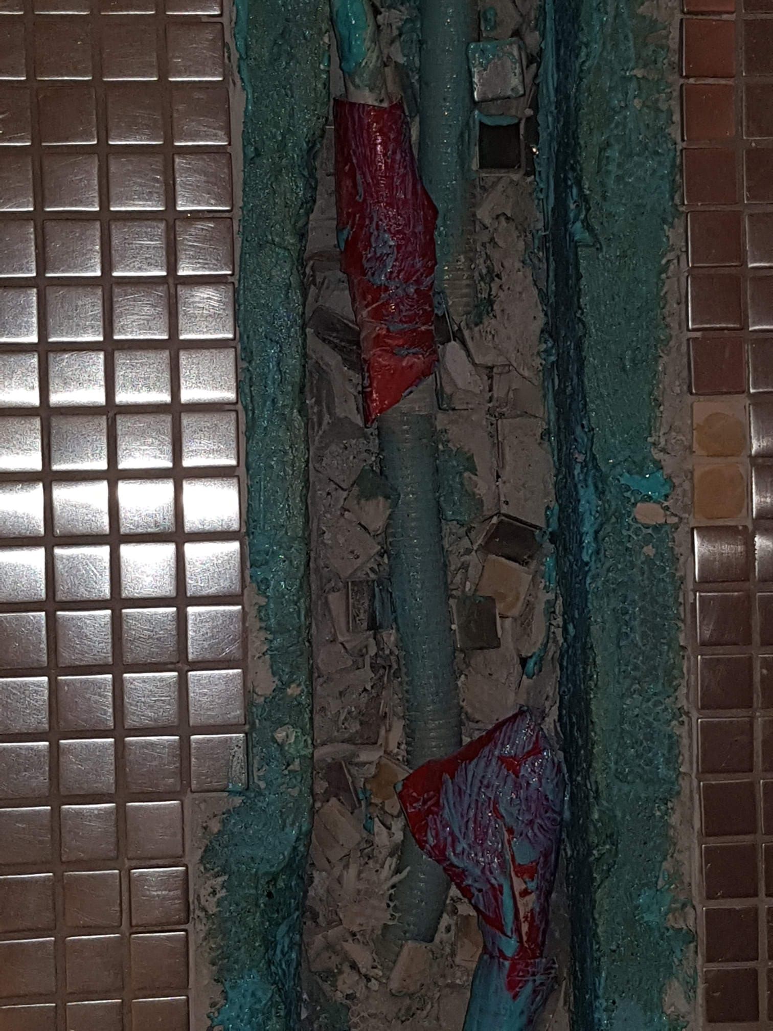 Eine Nahaufnahme eines Rohrs auf einem gefliesten Boden.