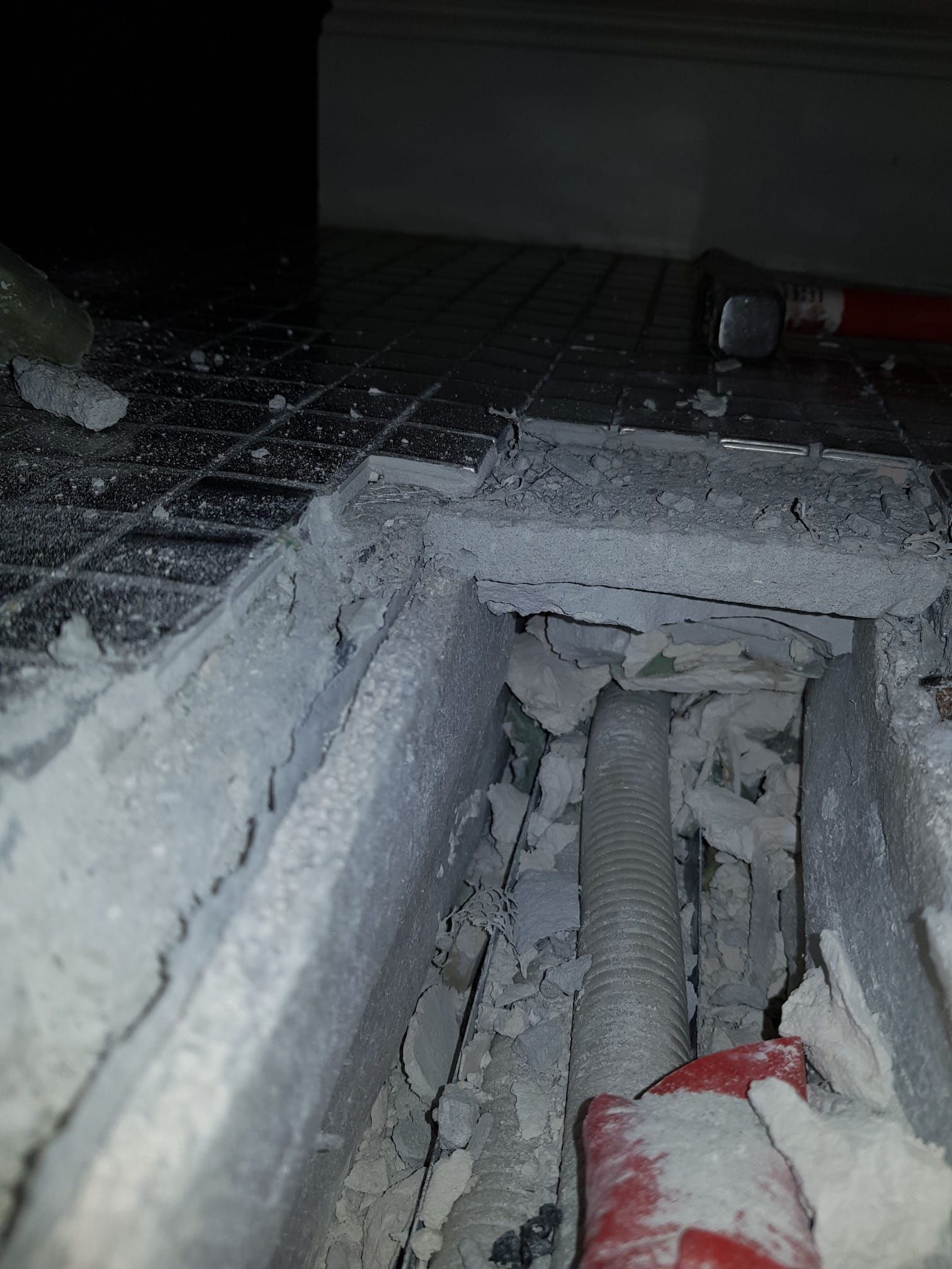 Eine Nahaufnahme eines Lochs im Boden