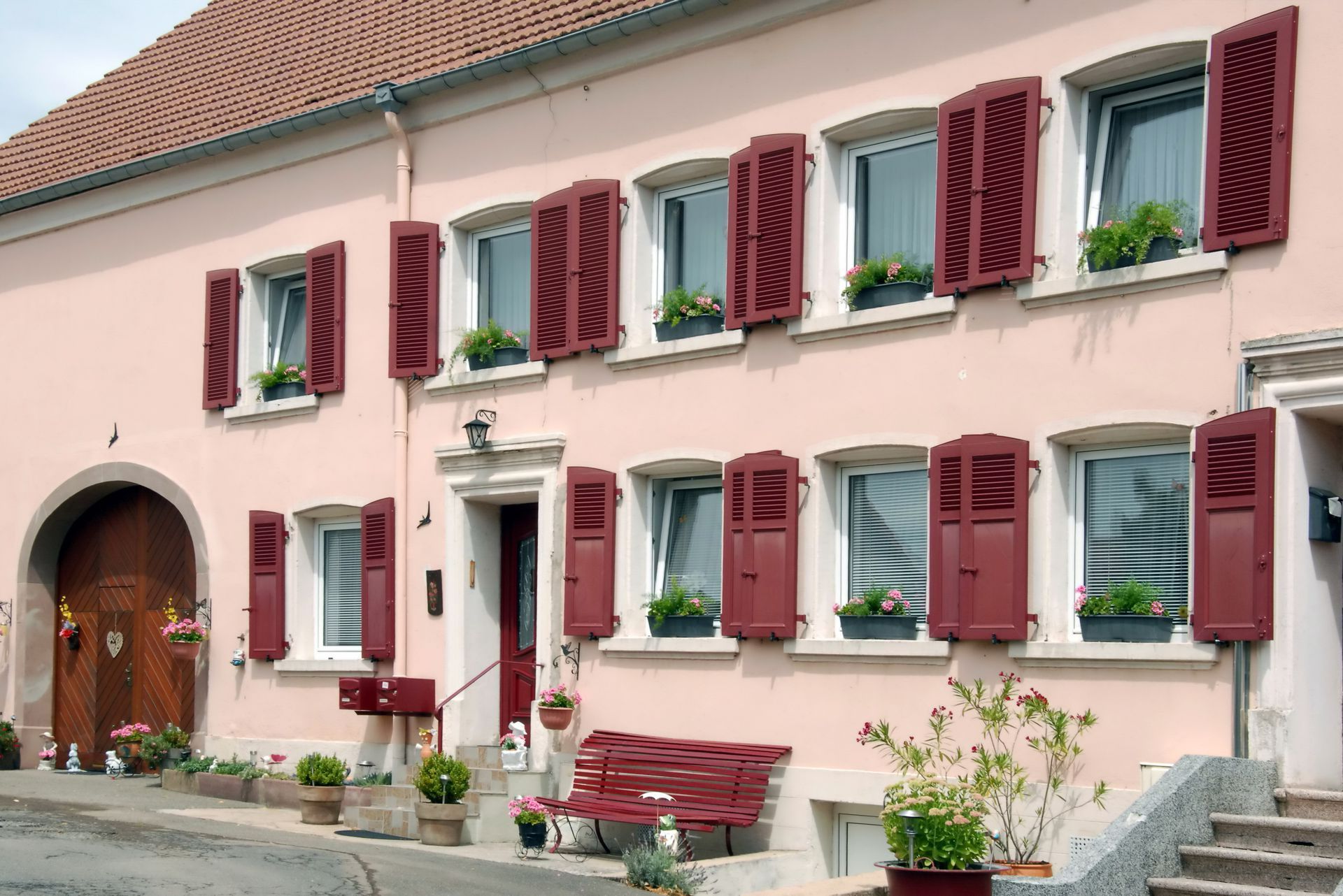 Façade de maison rose