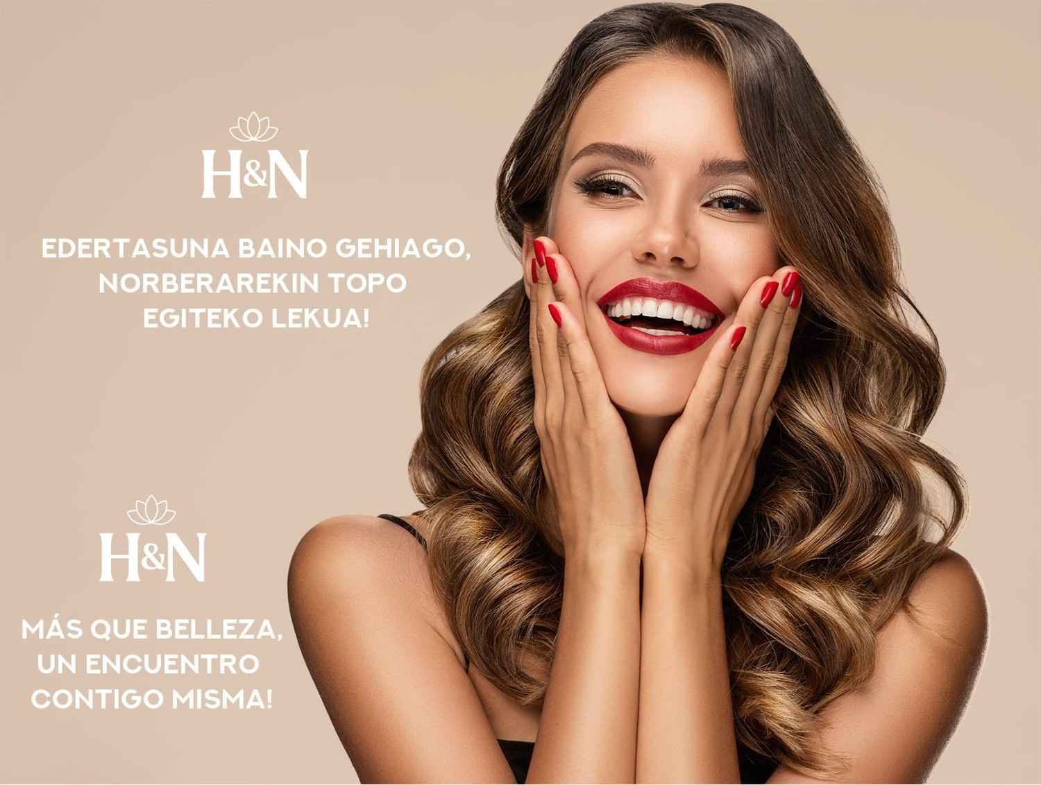 Una sala de spa con dos sillones orejeros azul marino situados sobre una plataforma elevada de mármol blanco.