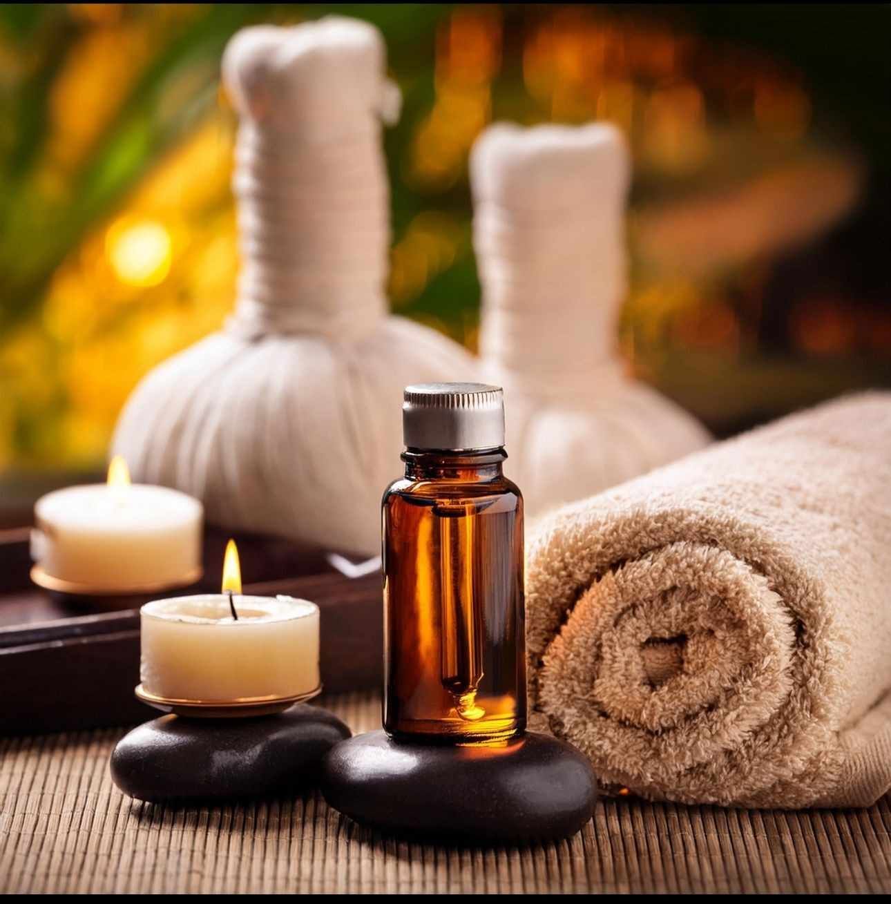 Una persona recibe un relajante masaje facial profesional en un ambiente de spa sereno y con iluminación tenue.