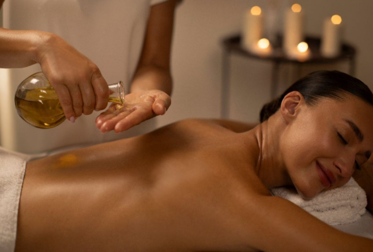 Una persona recibe un relajante masaje facial profesional en un ambiente de spa sereno y con iluminación tenue.
