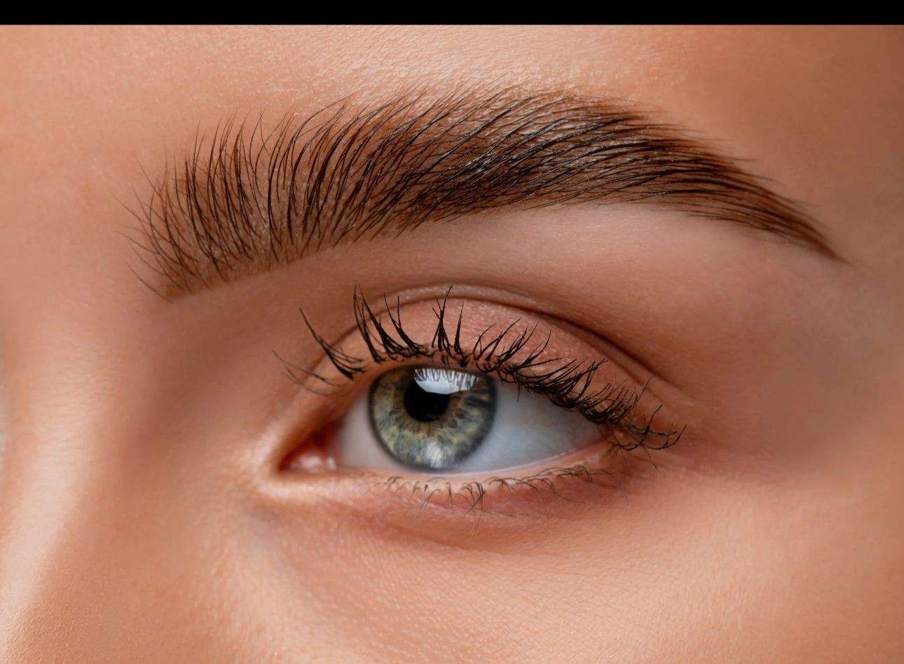 Una persona recibe un relajante masaje facial profesional en un ambiente de spa sereno y con iluminación tenue.